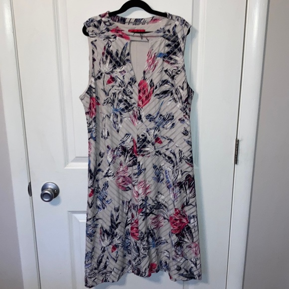 Jennifer Lopez Dresses & Skirts - Jennifer Lopez size large floral dress